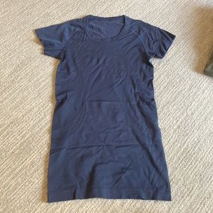 Size 6 (also fits 4) Lululemon shirt